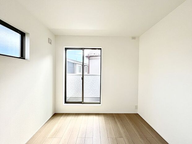 〜Bed Room〜 2面採光を確保した明るい室内は、風通しも良く、大変居心地の良い空間となっております。爽やかな風を感じて起きる朝は、快適生活の始まりに!日当たりや通風がとても良い住まい♪