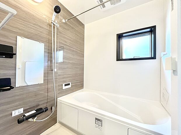 〜Bath Room〜　落ち着いた雰囲気の浴室で明日に向けてリフレッシュ。浴室乾燥機能も付いているので隣の洗濯機置き場で洗い上がった洗濯物を、雨の日も天気を気にせず乾燥させることも可能です。