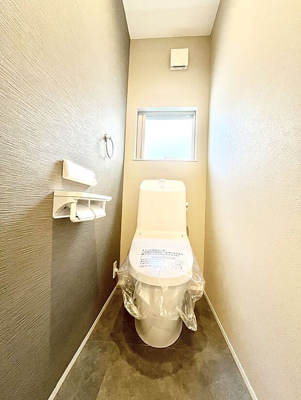 〜Toilet〜　綺麗・スッキリ・快適なウォシュレット付トイレでくつろげる空間です。トイレは毎日使わざるを得ないもの。いつも清潔を保ちたいですね。トイレが2ヶ所あるので朝の混雑時に便利です！
