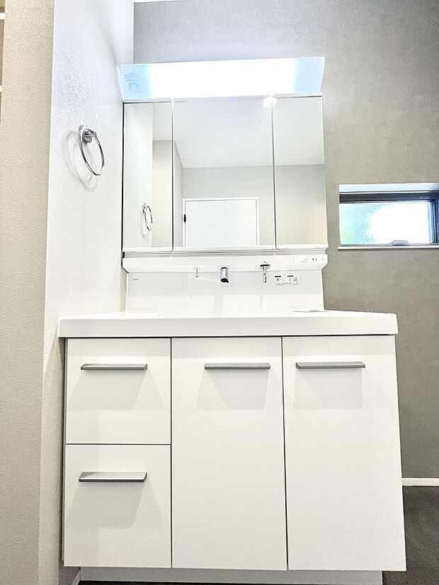 〜Dressing Room〜 十分な大きさの洗面台は収納もさる事ながら、身だしなみチェックや歯磨きなど、朝の慌ただしい時間でもホテルライクなスペースで余裕とゆとりを感じて頂けます。