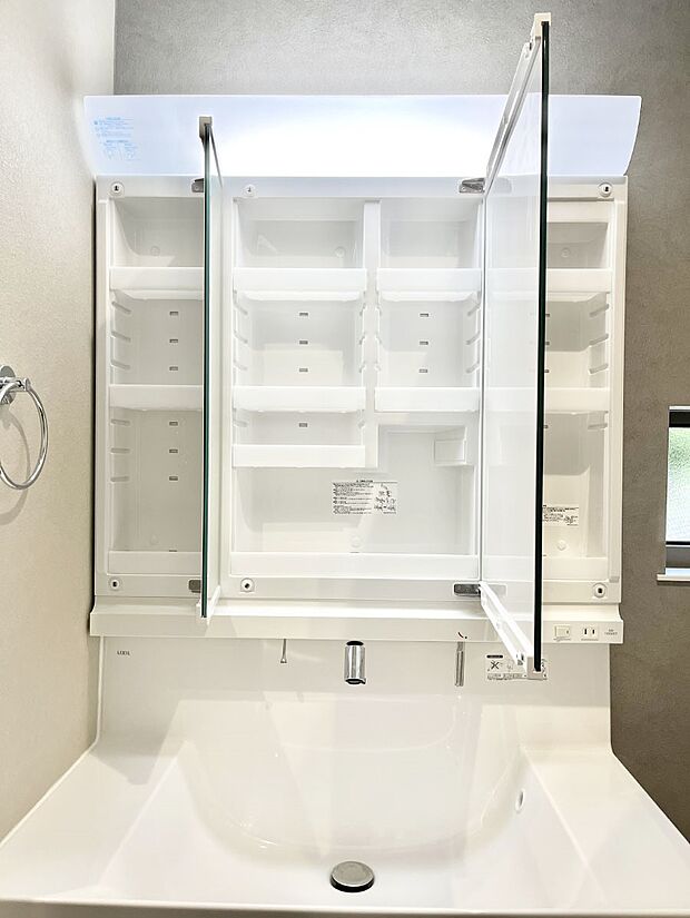 三面鏡の裏に、化粧品や衛生用品などを収納可能。洗面台をすっきりと保ちます！