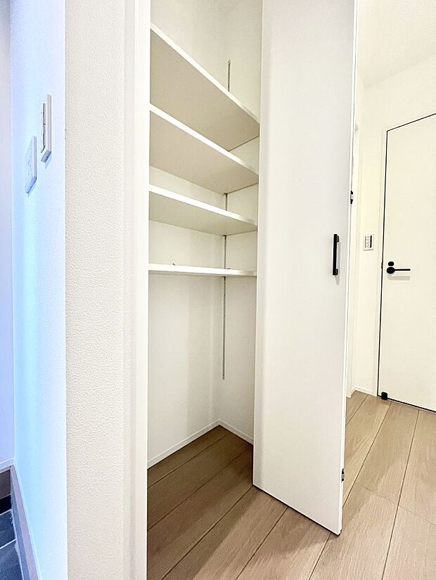 廊下収納。掃除道具や季節の小物を収納することができます。