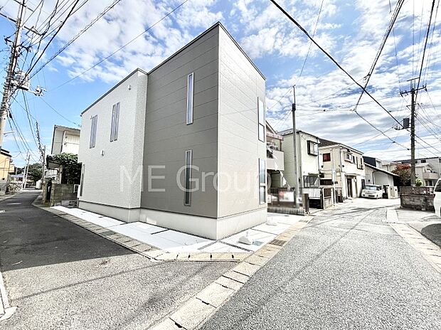 前面道路：角地 ： 西 4m 公道、北 2.9m 私道  前面道路は閑静な住宅地をはしる車通りの少ない道路。  駐車の出し入れもらくらくです！ご不明点・現地見学のご希望は、お気軽にお問い合わせください！