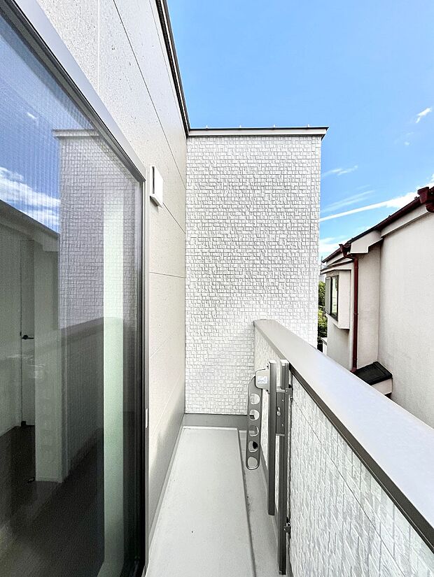 〜Balcony〜 南向きのバルコニーの前には雲以外に太陽を遮るものがありません。お洗濯物も乾きやすく、何より明るく気持ちのいい光が入ってきます。家族全員分の洗濯物も一気に干せます。