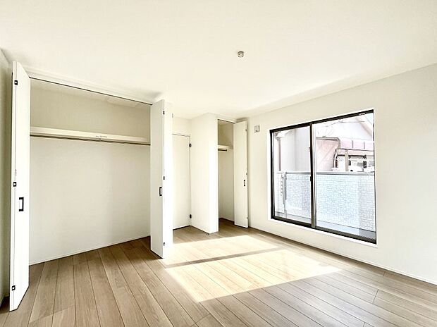 〜Bed Room〜  「今日も一日お疲れ様」とご夫婦でゆったりくつろげる寝室。  毎日の家事やお仕事に疲れた日はフカフカのベットで癒されてください。テレビや本棚をおいても快適な広さが自慢♪