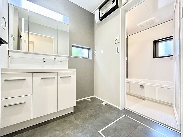 〜Dressing Room〜  清潔感溢れる色合いで統一されていると、スッキリと整った印象をうけます。  鏡の裏にはたっぷりと収納スペースを標準装備！  水廻りは、シンプルかつ機能性を重視して。