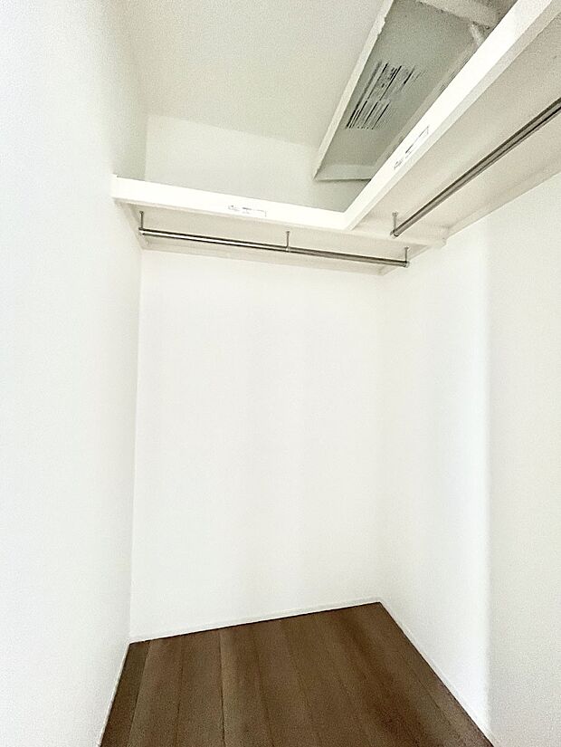 〜Walk-in Closet〜 必要なものやコーディネートを一覧して確認でき、身支度や準備が短時間で済むウォークインクローゼットを設置しました。家の中をすっきりとさせる便利な収納スペースです。