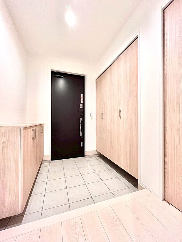 〜Entrance〜　家の中でお客様を迎える最初の場所である玄関は、家の印象そのものです！豊富な玄関収納で、常に綺麗に保つことが出来ます♪玄関にはたっぷり収納の下駄箱を完備！