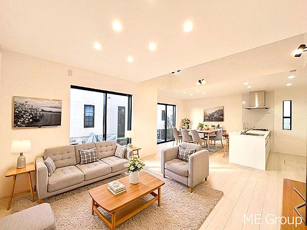 〜Living〜　飽きの来ないシンプルでおしゃれなLDK。大きな窓から日差しが差し込むので室内も明るく、家族の憩いの場としてピッタリです。開放感と日当たりの良さを是非ご覧ください！　※家具はCGです