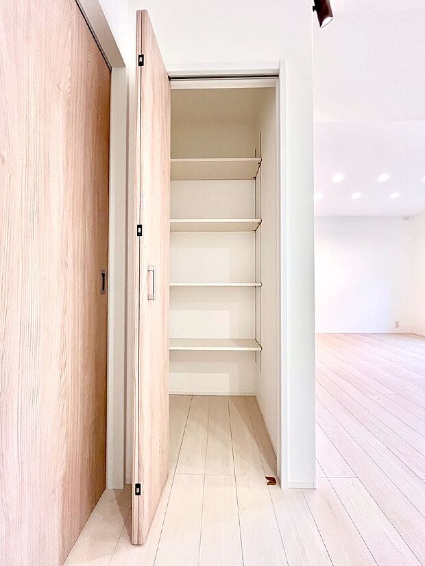 キッチンにはパントリー！食材のストックはもちろん、日用品の収納など使い方はいろいろ！