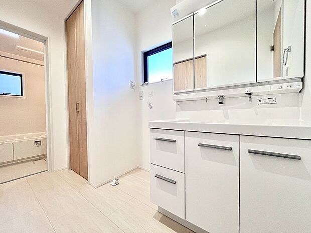 〜Dressing Room〜　暗くなりがちな洗面所も窓があると採光と換気が可能なので気持ちよくお使い頂けます。三面鏡タイプの洗面台は鏡裏収納で散らかりがちな洗面所もスッキリ♪