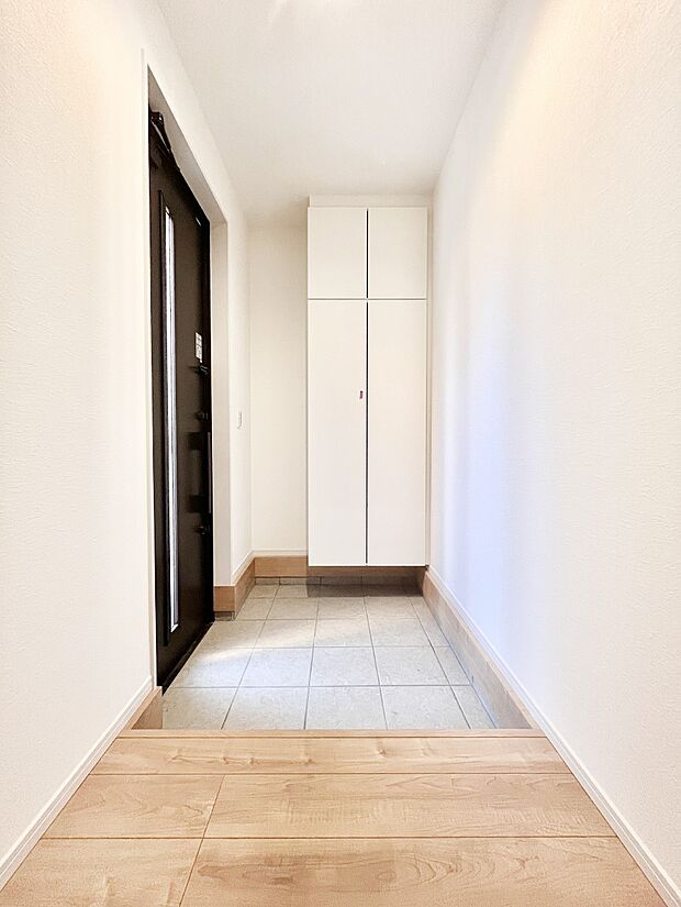 ◆1号棟◆〜Entrance〜　玄関は家の顔といわれますが我が家のセンスをさりげなく感じさせる魅力ある玄関造りも楽しみの一つ。帰宅する度に家族がほっとできる心地よい空間造りも大切ですね♪