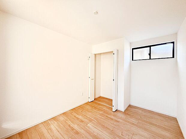 ◆1号棟◆〜Bed Room〜  居室には収納クローゼットを完備！普段使いのお洋服や小物はもちろん、季節物のお洋服などもしっかりと整理整頓おしまい頂けます。  居室空間を広く使用できますね。