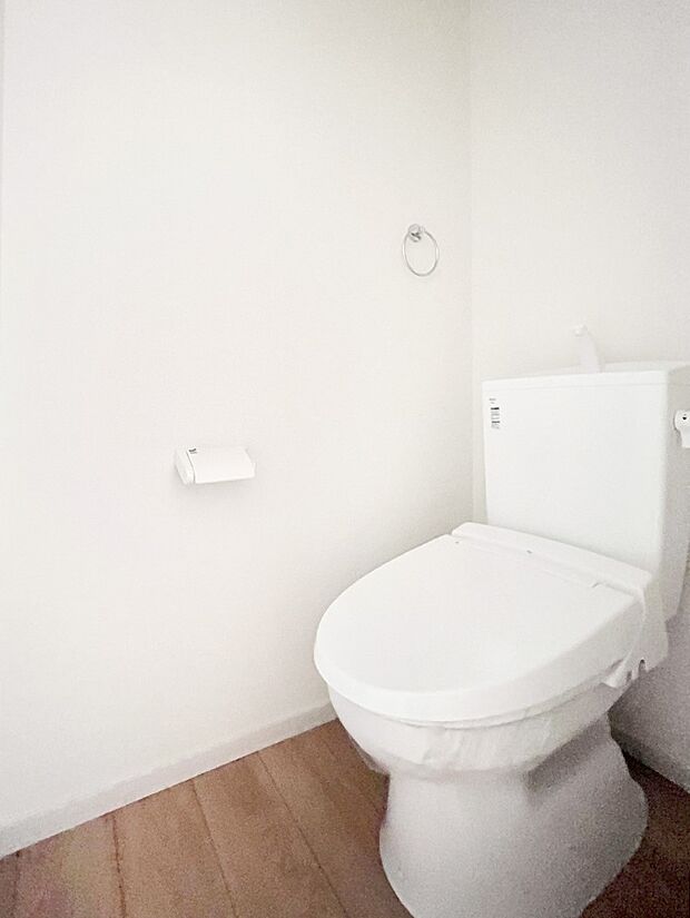 ◆1号棟◆〜Toilet〜　清潔感のある水回り♪トイレはウォシュレット付きです◎トイレは毎日使わざるを得ないもの。いつも清潔を保ちたいですね。トイレが2ヶ所あるので朝の混雑時に便利です！