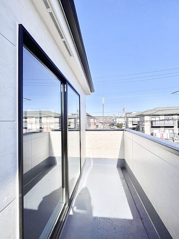 ◆1号棟◆〜Balcony〜  大きな空に囲まれた気持ちのいい家。  バルコニーを覗くだけで圧倒的な開放感に包まれます。  バルコニーは陽がさしこみお布団や洗濯物を気持ちよく干すことができます。