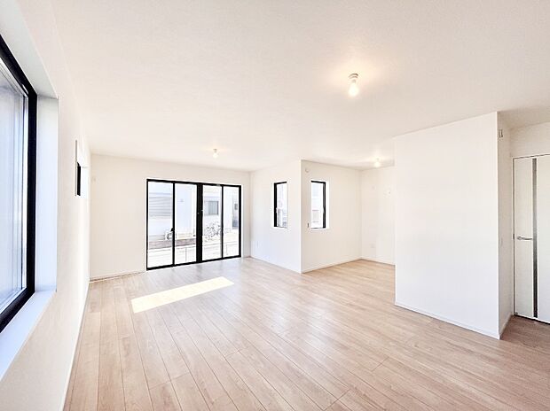 ◆1号棟◆〜Living〜　飽きの来ないシンプルでおしゃれなLDK。大きな窓から日差しが差し込むので室内も明るく、家族の憩いの場としてピッタリです。開放感と日当たりの良さを是非ご覧ください！