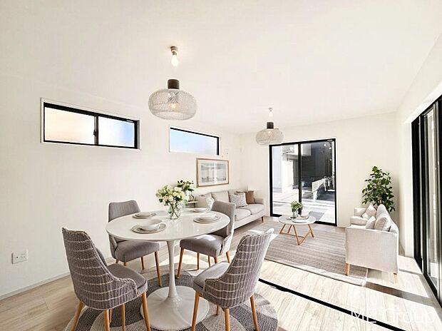 ご家族の賑やかな話し声で包まれる明るいリビング  ※家具はCGです