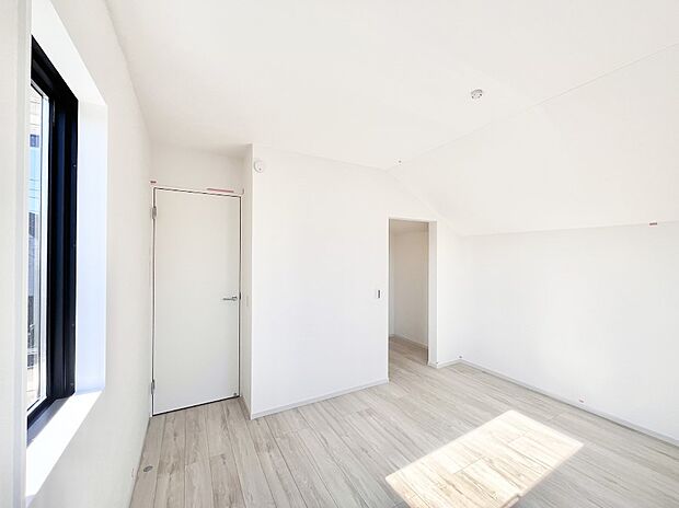 ウォークインクローゼットがあるお部屋！季節ごとの入れ替えも不要で便利です。 