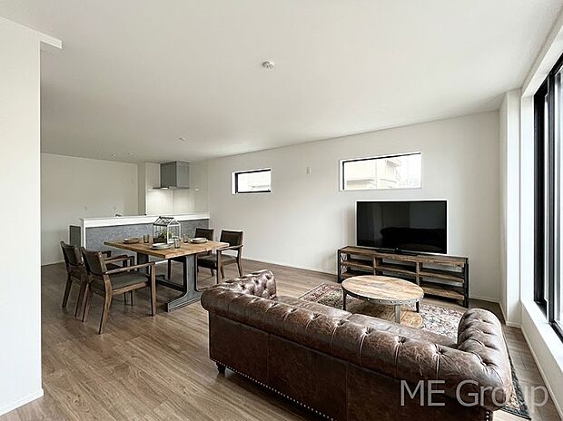 ご家族の賑やかな話し声で包まれる明るいリビング ※家具はCGです