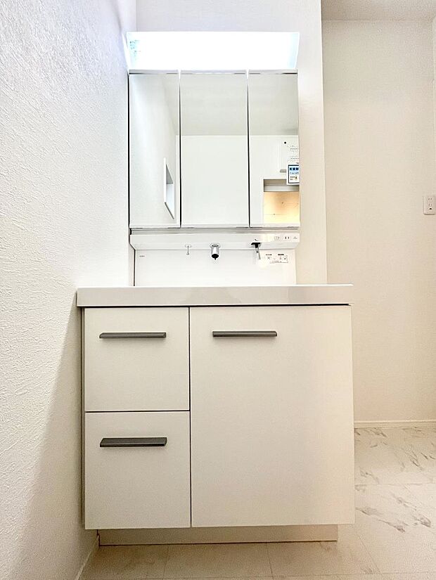 大きく見やすい三面鏡で清潔感ある洗面台は、身だしなみチェックや肌のお手入れにおすすめです。