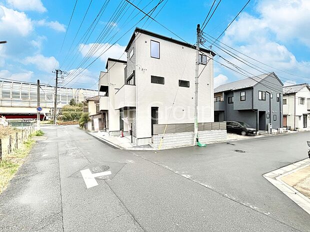 前面道路はきちんと整備されています  