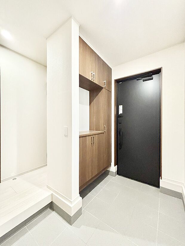 ◆27号棟◆〜Entrance〜 家の中でお客様を迎える最初の場所である玄関は、家の印象そのものです!豊富な玄関収納で、常に綺麗に保つことが出来ます♪玄関にはたっぷり収納の下駄箱を完備!