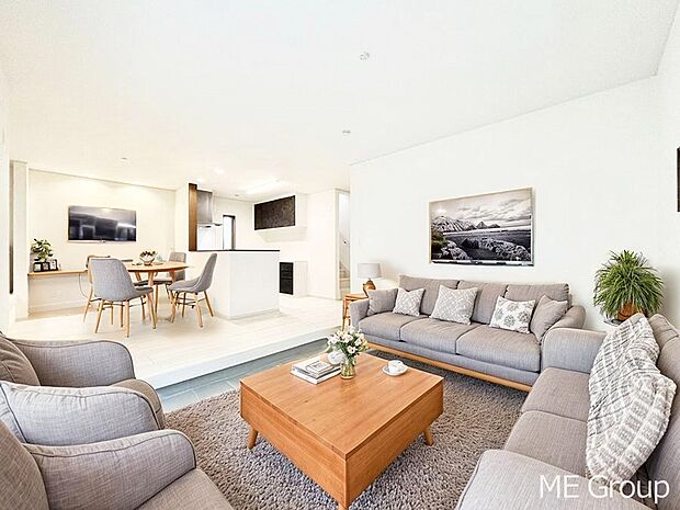 ◆27号棟◆~Living~ 家族の食事や団らんのほか、子どもを遊ばせたり、友人を招いたりするLDKは住まいの中心。長時間過ごす場所だから、その空間は住まい全体の居心地を左右します。 ※家具はCGです