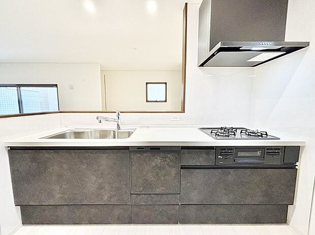 ◆27号棟◆〜Kitchen〜　会話が弾むリビング、料理が愉しくなるキッチン。家は、ただ生活する場ではなく、暮らしを愉しく、快適にする場所。笑顔の毎日、安らぎの日々のために、最新の設備・仕様を採用。