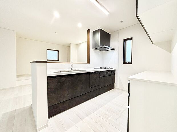 ◆27号棟◆~Kitchen~ 自然光が入る窓のあるキッチン☆毎日使う場所だからこそ、使い勝手を考慮しました。ゆったりとしたキッチンコーナーは質感豊かな仕上がりとなっております。