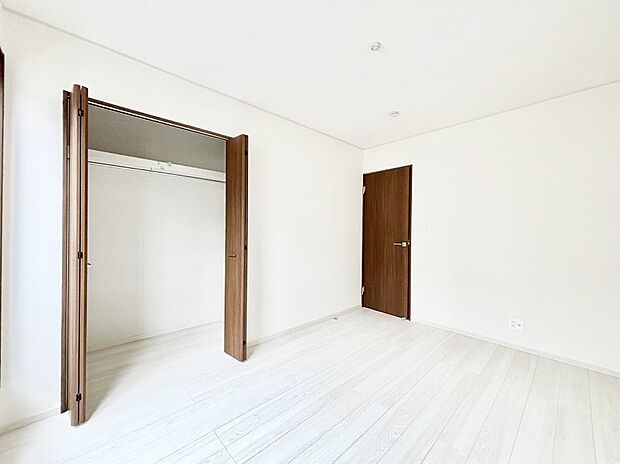 ◆27号棟◆〜Bed Room〜  全居室には収納クローゼットを完備！普段使いのお洋服や小物はもちろん、季節物のお洋服などもしっかりと整理整頓おしまい頂けます。  居室空間を広く使用できますね。