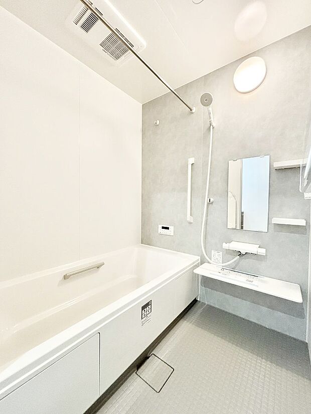 ◆27号棟◆〜Bath Room〜 広々とした雰囲気の良いバスルーム。 お子様と一緒にお風呂に入る楽しみ、思い出の一ページが刻まれる大切な瞬間。 日々の疲れをリフレッシュできそうです。