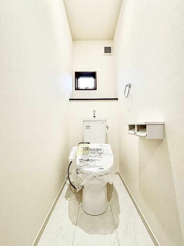 ◆27号棟◆〜Toilet〜 清潔感のある水回り♪トイレはウォシュレット付きです◎トイレは毎日使わざるを得ないもの。いつも清潔を保ちたいですね。トイレが2ヶ所あるので朝の混雑時に便利です!
