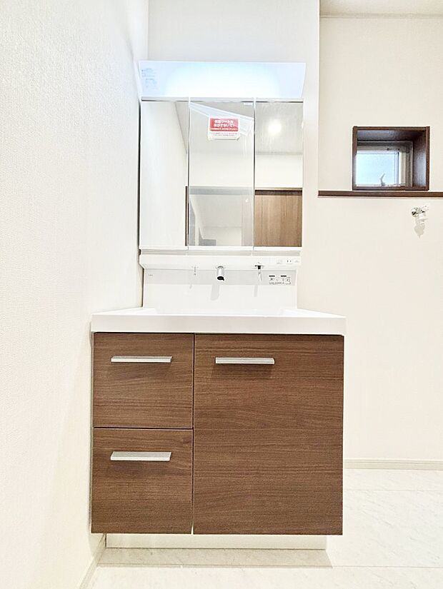 ◆27号棟◆〜Dressing Room〜 十分な大きさの洗面台は収納もさる事ながら、身だしなみチェックや歯磨きなど、朝の慌ただしい時間でもホテルライクなスペースで余裕とゆとりを感じて頂けます。