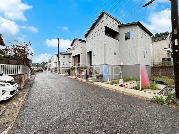 ◆27号棟◆~Exterior~ 前面道路:北西6m公道 前面道路は閑静な住宅地をはしる車通りの少ない道路。駐車の出し入れもらくらくです!ご不明点・現地見学のご希望は、お気軽にお問い合わせください!