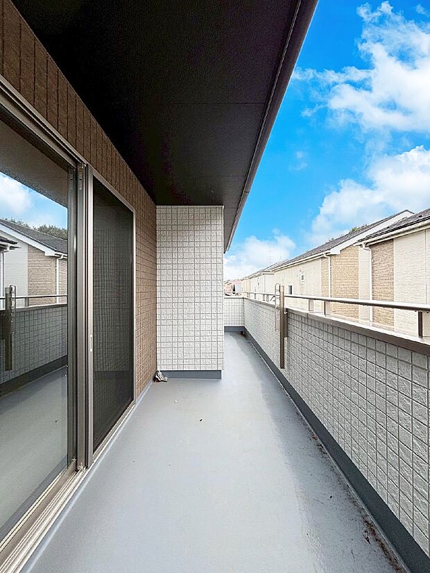 ◆27号棟◆〜Balcony〜 バルコニーは温かい陽がさしこみ、お布団や洗濯物を気持ちよく干すことができます。使いやすく開放的なバルコニーです♪陽ざしがたっぷり降り注ぐ、バルコニー付き住まい。