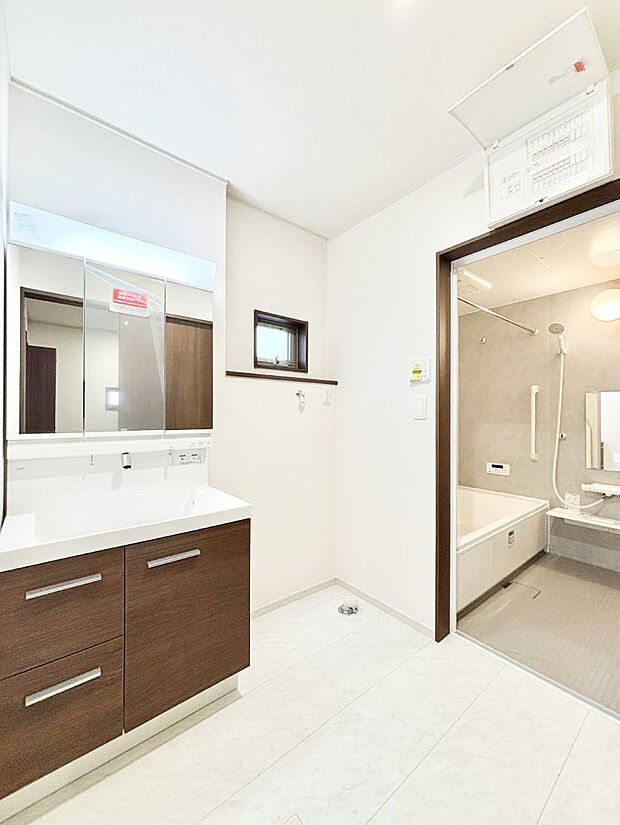 ◆27号棟◆~Dressing Room~ 明るく清潔感溢れるパウダールーム。毎日使う場所だからこそ、快適な空間となっております。シャンプードレッサーを採用しておりますので、朝シャンも手軽に出来ます。