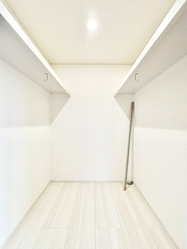 ◆27号棟◆〜Walk-in Closet〜 たくさんの洋服をかけてもシワになりにくいウォークインクローゼット。洋服以外にも、普段使わない家電やスーツケース、ストック品など何でも片付く嬉しい空間です。