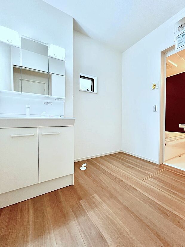 清潔感ある洗面化粧室で朝の身支度も快適