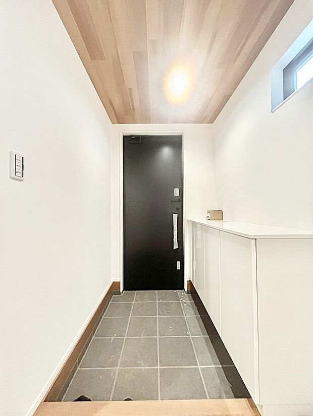 〜Entrance〜 玄関は、お客さんをお迎えする場であり、家族が出入りする場でもあるので「おうちの顔」とも呼ばれる重要な場所!いつでもお客様をお出迎えできるような設計をしました!