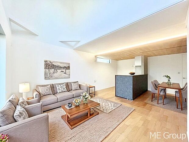 〜Living〜 家族の会話や笑顔が行き交うリビングです。大きなソファやダイニングテーブルでゆったり食事をしたりくつろぎたい♪そんな夢が叶えられる空間です!※家具はCGです