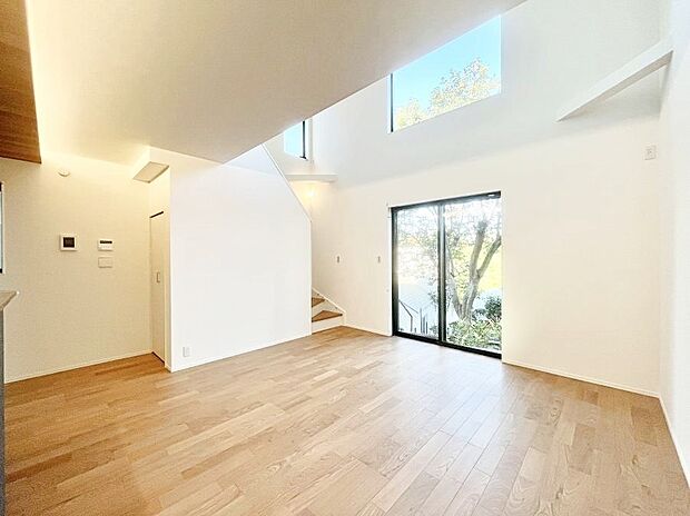 〜Living〜豊かな陽光がこの場所を照らしだす。光溢れるこの空間はみんなの笑顔が集う場所、時を忘れ、つきることのないたわいもない会話を楽しむ時間、たくさんの思いが綴られる場所。