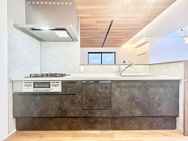 〜Kitchen〜 会話が弾むリビング、料理が愉しくなるキッチン。家は、ただ生活する場ではなく、暮らしを愉しく、快適にする場所。笑顔の毎日、安らぎの日々のために、最新の設備・仕様を採用。