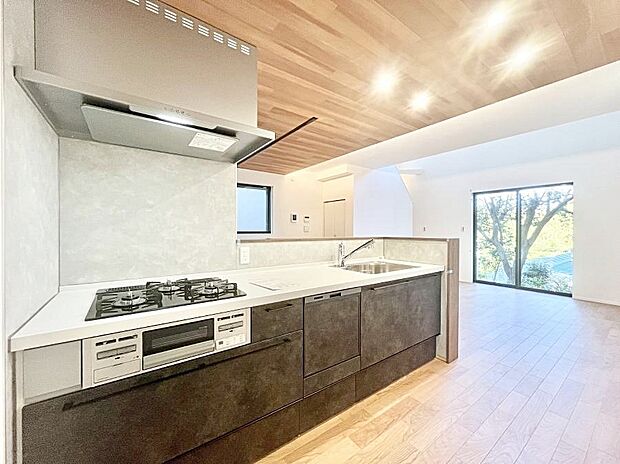 〜Kitchen〜　「さぁ今日は何を作ろう」こんなキッチンなら思いっきり料理ができちゃいます。キッチンからはリビングが一望できます。家族がつながるお家がここにございます。