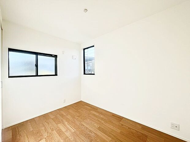 〜Bed Room〜 2面採光を確保した明るい室内は、風通しも良く、大変居心地の良い空間となっております。爽やかな風を感じて起きる朝は、快適生活の始まりに!日当たりや通風がとても良い住まい♪