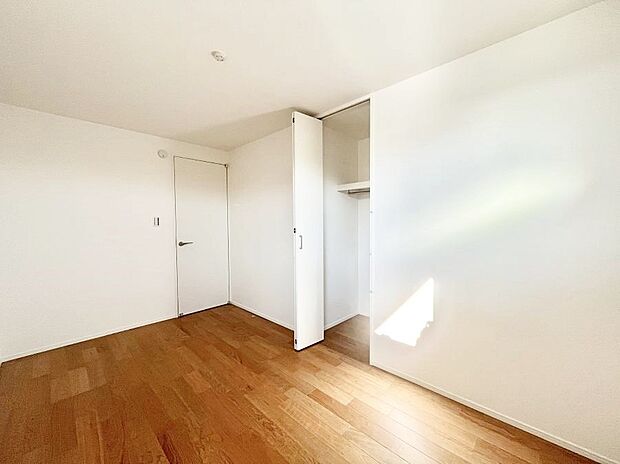 〜Bed Room〜 全居室には収納クローゼットを完備!普段使いのお洋服や小物はもちろん、季節物のお洋服などもしっかりと整理整頓おしまい頂けます。 居室空間を広く使用できますね。