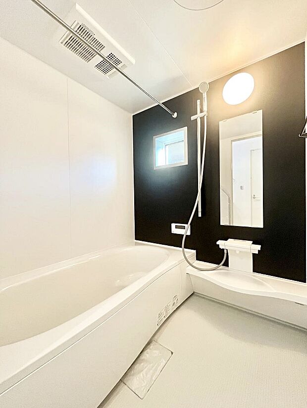 〜Bath Room〜　落ち着いた雰囲気の浴室で明日に向けてリフレッシュ。浴室乾燥機能も付いているので隣の洗濯機置き場で洗い上がった洗濯物を、雨の日も天気を気にせず乾燥させることも可能です。