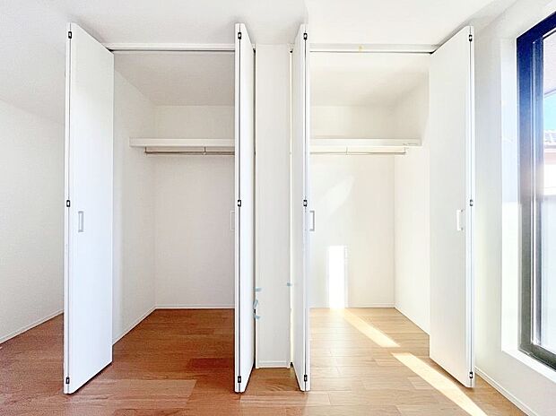 〜Closet〜 壁面クローゼットがあればタンスを置く必要がなく、出っ張りのないスッキリ空間を維持できます。限られたスペースを有効に活用できそう。衣類や趣味の品などたっぷり収納出来ますね♪