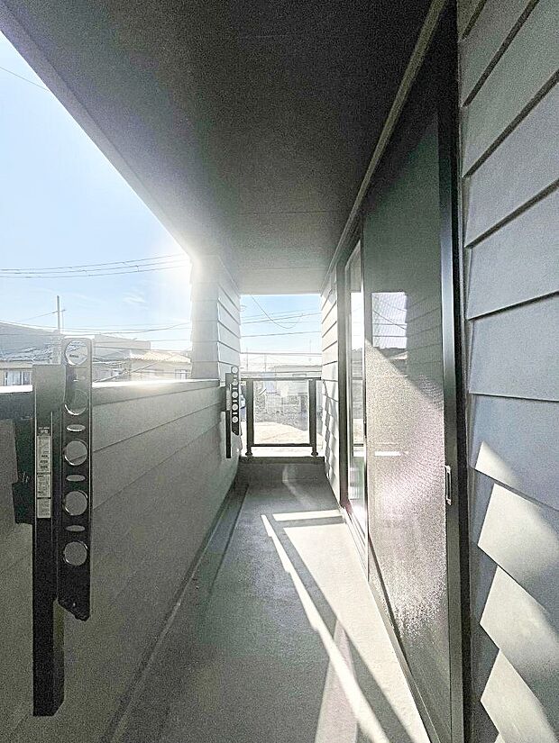 〜Balcony〜バルコニーは温かい陽がさしこみ、お布団や洗濯物を気持ちよく干すことができます。  使いやすく開放的なバルコニーです♪陽ざしがたっぷり降り注ぐ、バルコニー付き住まい。  