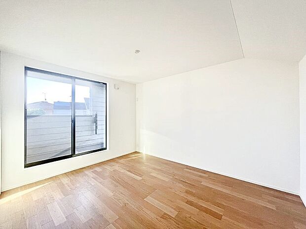 〜Bed Room〜 バルコニーからの採光で朝もスッキリ目が覚めそうですね!穏やかな光が差し込む室内には、穏やかな時間が流れます。休日には、落ち着いた空間で自分の趣味を楽しむのはいかがですか。