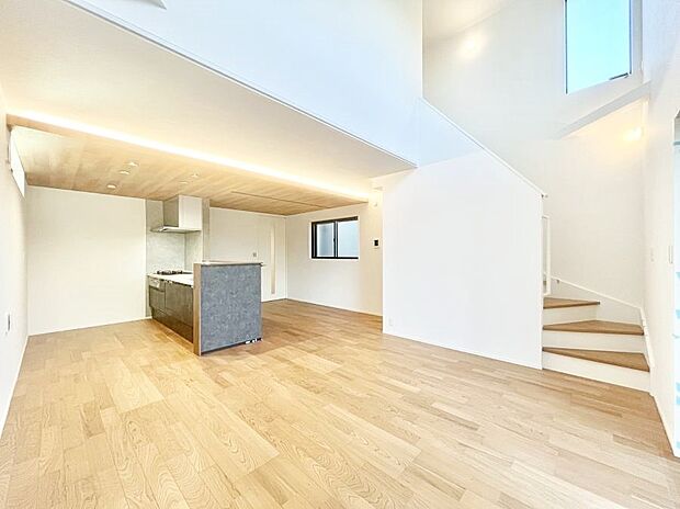 〜Living〜　リビングに階段のある間取りです♪家族のコミュニケーションがスムーズに取れますね♪ゆとりある暮らしと心地よい住環境が紡ぐ贅沢な時間をご家族みんなでお過ごし下さい。